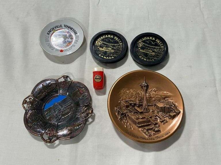 Assorted souvenirs image
