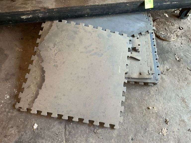 Interlocking floor mats, 24" x 24" image