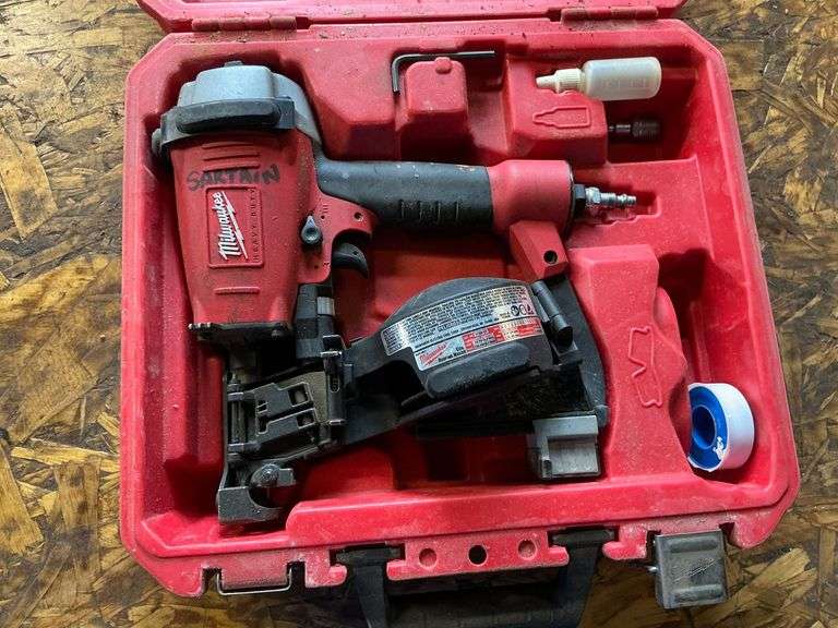 Milwaukee coil nailer, Cat. 7120-21 in case, air powered image