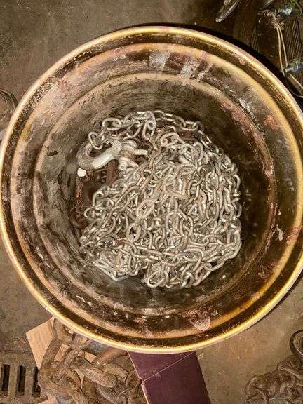 Bucket of loose chain image