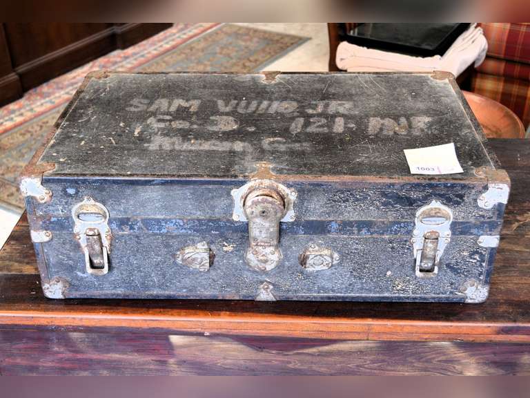 TRUNK 28" X 17" X 9" INCLUDES TRAY WITH DIVIDER INSIDE
