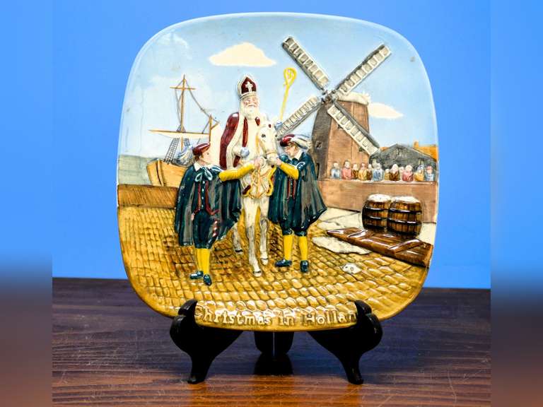 CHRISTMAS IN HOLLAND PLATE 8 1/2 SQUARE, ROYAL DOULTON #3137 BESTWICK INCLUDES WOODEN DISPLAY EASEL