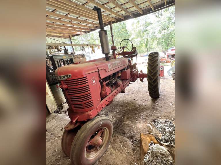 VINTAGE MCCORMICK FARMALL TRACTOR, running when parked .does need batteryTHE  H SERIES WAS MADE FROM1939-1954, SEE PICTURES FOR DETAILS.