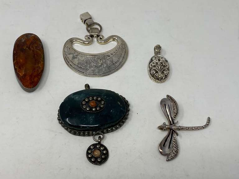 Ladies fashion estate pendant/pin, five pieces total, see pictures for details. image