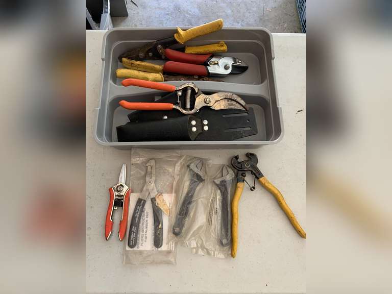 TRAY OF MISC TOOLS TO INCLUDE VINTAGE TILE NIPPERS, SEVERAL PAIRS TIN SNIPS, NEW SPLIT RING PLIERS & MORE - GARAGE image