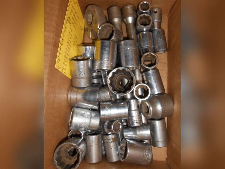 1/2" DRIVE W/RATCHET, SAE & METRIC SOCKETS & EXTENSIONS (35) PCS image