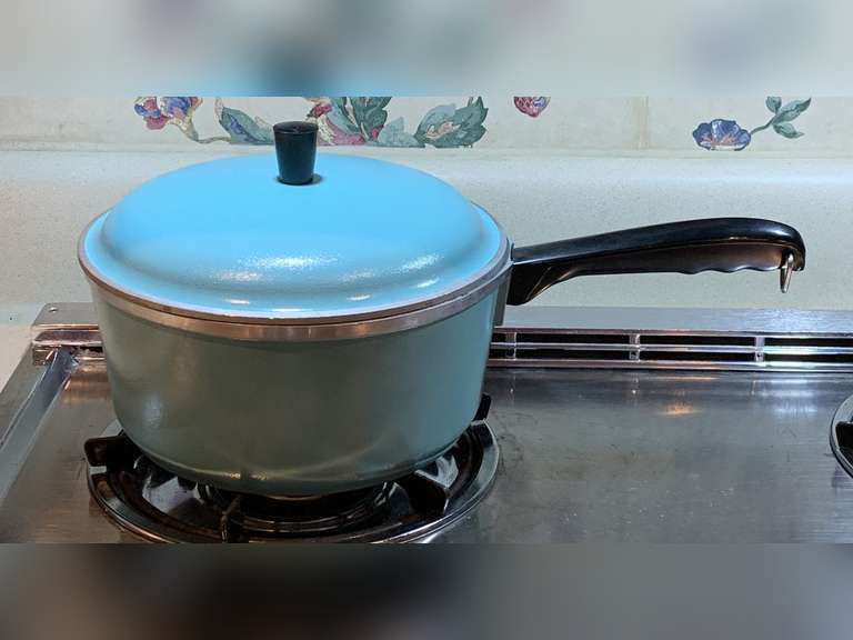 VINTAGE TURQUOISE CLUB ALUMINUM 9" COVERED SAUCEPAN - KITCHEN image