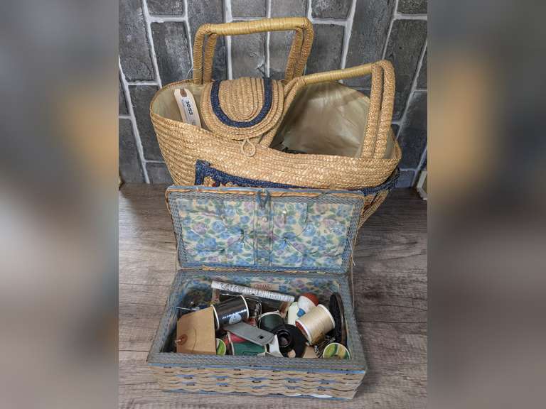 VINTAGE STRAW TOTE BAG WITH VINTAGE SEWING RELATED CONTENTS INCLUDING SINGER BUTTONHOLER image