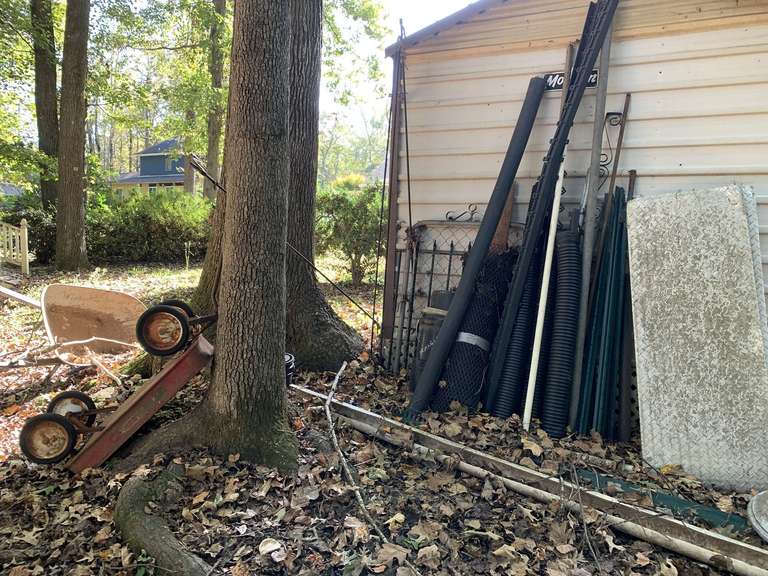 MISC OUTSIDE LOT TO INCLUDE METAL GATE, PIECE OF METAL FENCING, SHEPARD'S HOOKS, LARGE METAL STEP STOOL & MORE (ALL ITEMS BEHIND SHED EXCEPT SCAFFOLDING) - BACK YARD image