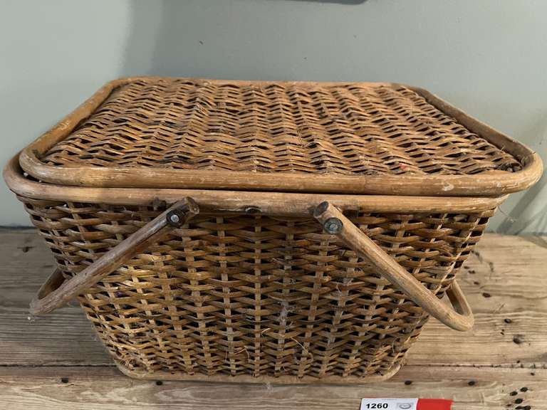 DEN… Woven picnic basket, with content, see pictures for details. image