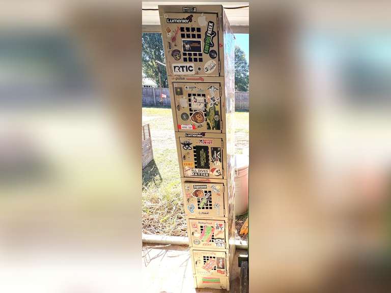 Locker bank with six lockers, see pictures for details. image