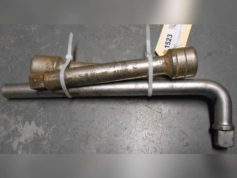 (1) 3/4" DRIVE 90 DEGREE PULL HANDLE (2) 8" EXTENSIONS image