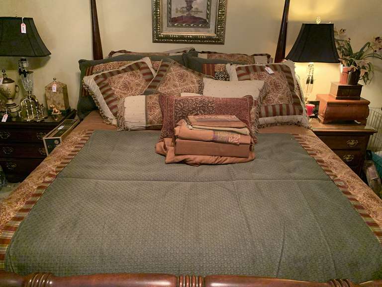 QUEEN SIZE BEDSPREAD, DUST RUFFLE, ALL SHEETS & THROW PILLOWS (ALL BEDDING ON BED ONLY) - UP MASTER BED image