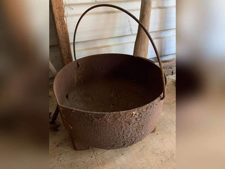VINTAGE ANTIQUE CAST IRON KETTLE 12 1/2" ROUND - SHED image