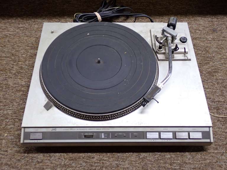 JVC L-F66 Fully Automatic Direct Drive Turntable image