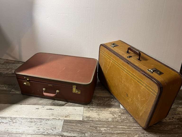 DEN… Vintage hard shell suitcases, two pieces, with content, see pictures for details. image