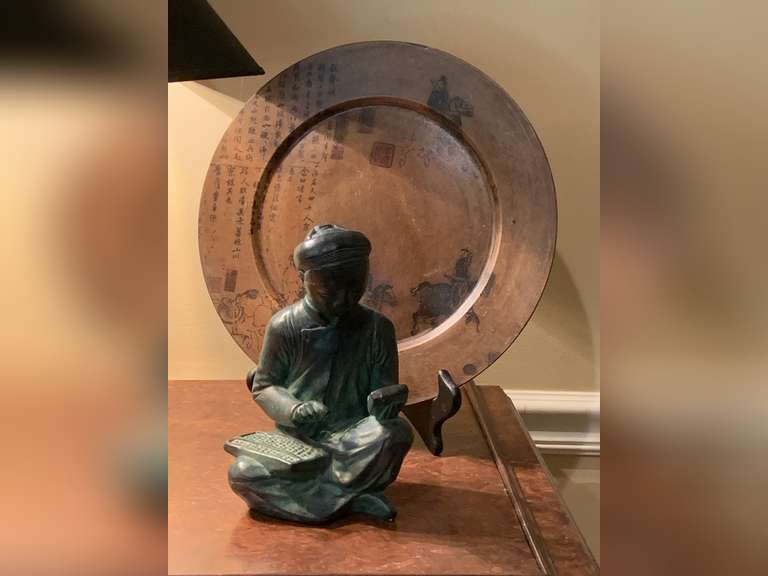 VINTAGE PIER ONE ASIAN/CHINESE 13" ROUND DECORATIVE PLATTER W/ STAND & AUSTIN VERDE BOOKEND SCULPTURE 9" TALL - DEN image