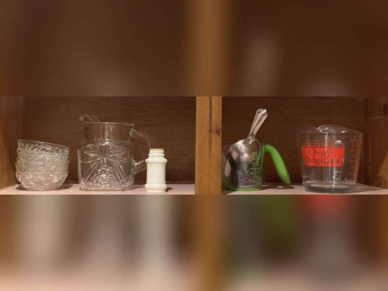 SHELF LOT TO INCLUDE VINTAGE MIXING CUPS, WATER PITCHER & MORE - KITCHEN image