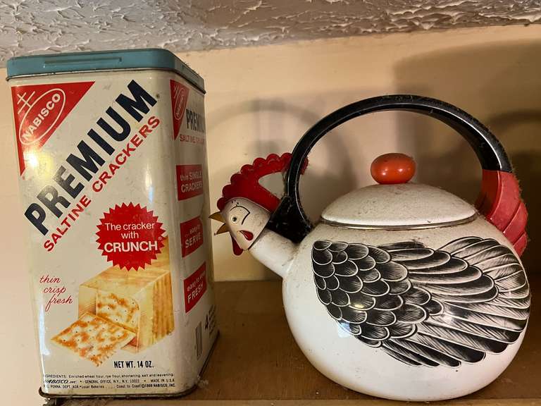 KIT… Rooster themed teapot, also includes a Premium Saltine Crackers tin, see pictures for details. image