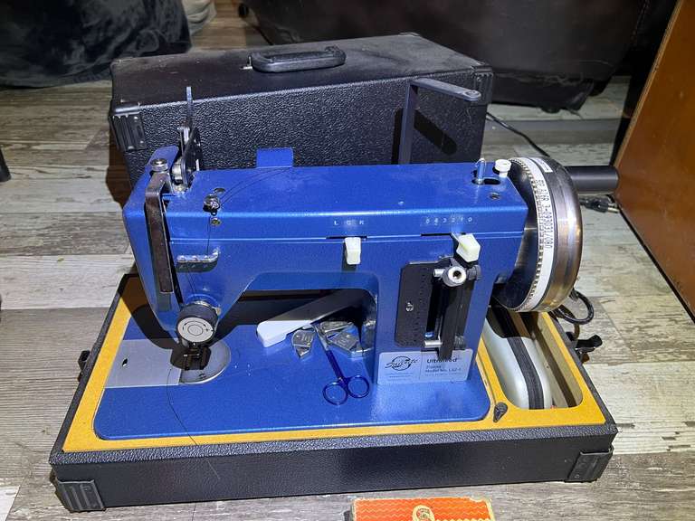 DEN…Sailrite Ultrafeed LSZ-1 sewing machine. Powers up, comes with storage/carrying case, see pictures for details. image