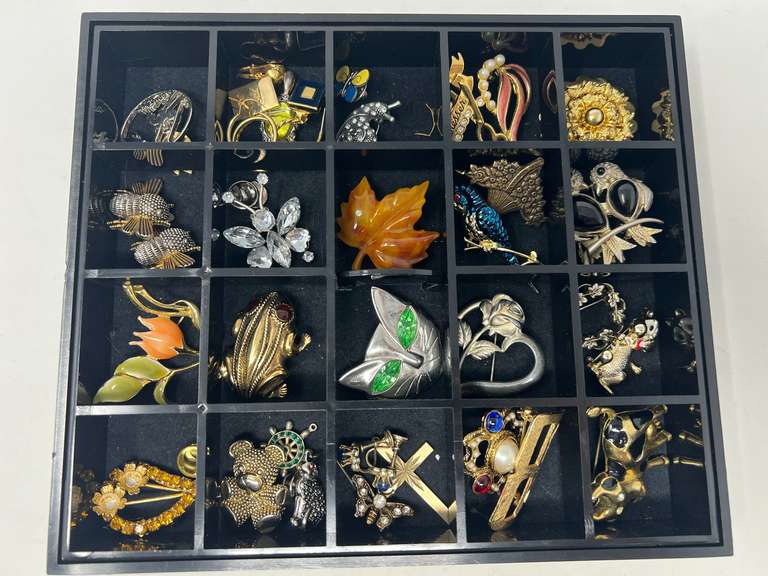 Tray of lovely ladies vintage fashion brooches, and more. See pictures for details. image