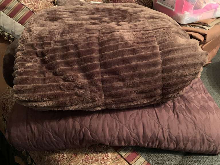 CHOCOLATE BROWN FLEECE BLANKET (BELIEVED TO BE FULL/QUEEN) & CHOCOLATE BROWN QUILTED BEDSPREAD (BELIEVED TO BE FULL/QUEEN) - UP MASTER BED image