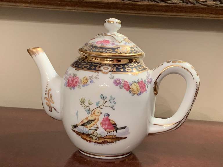 1985 VICTORIA & ALBERT MUSEUM CHINESE FINE PORCELAIN MINIATURE TEAPOT HAND PAINTED WITH GOLD LEAF ACCENTS 4 3/4" TALL X 6" WIDE - DINING ROOM image