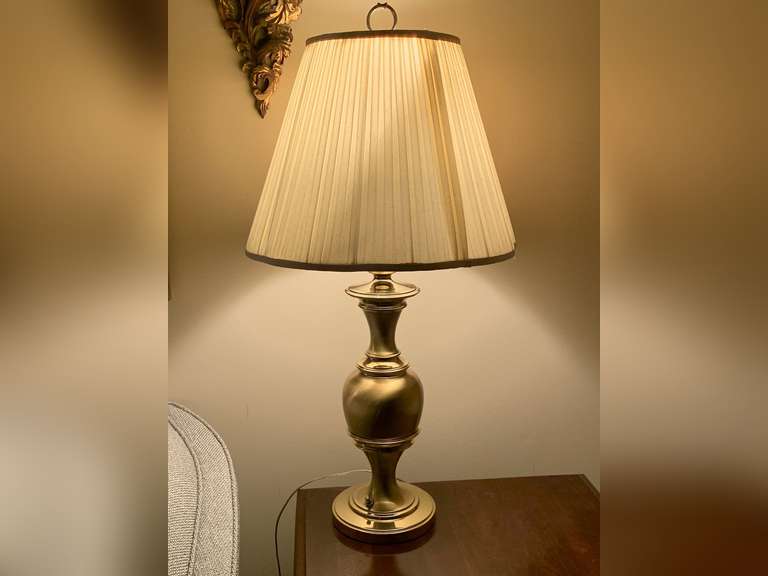 VINTAGE SATIN ANTIQUE BRASS TABLE LAMP 33" TALL (VERY HEAVY) - LIVING ROOM image