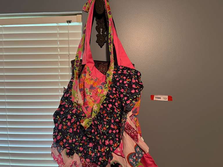 BR3… Decorative ladies aprons, also includes a quilted handbag, see pictures for details. image