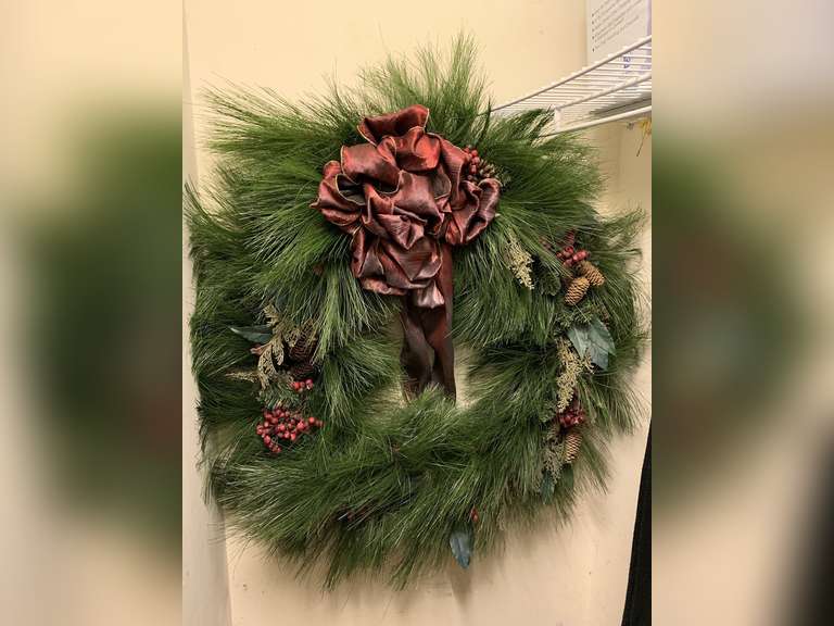 EXTRA LARGE CHRISTMAS WREATH 43" ROUND - UP BED 1 CLOSET image