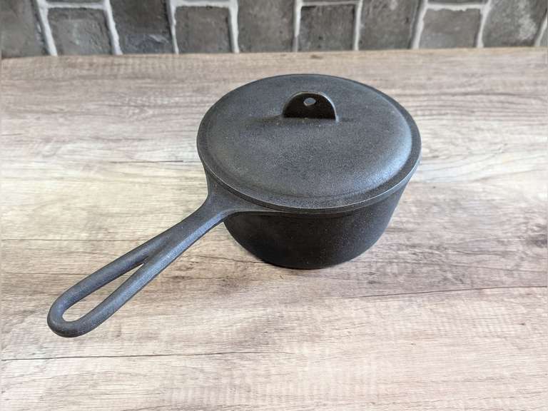 VINTAGE CAST IRON 2 QUART STEW PAN WITH LID, MADE IN USA image