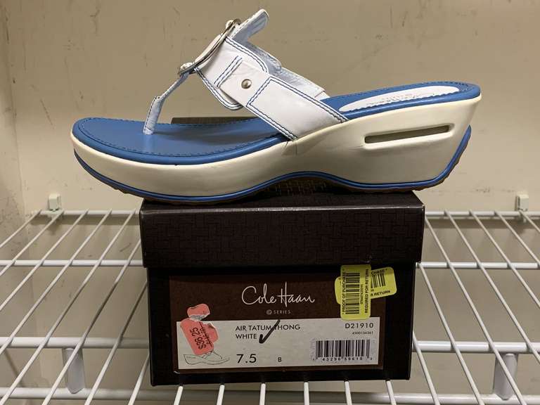 NEW COLE HAAN WHITE LEATHER THONG SANDALS SIZE 7 1/2M - UP MASTER CLOSET 1 image