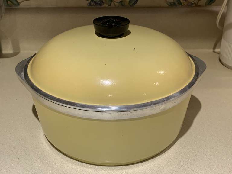 VINTAGE HARVEST GOLD CLUB ALUMINUM COVERED STOCK POT WITH LID 10" ROUND - KITCHEN image