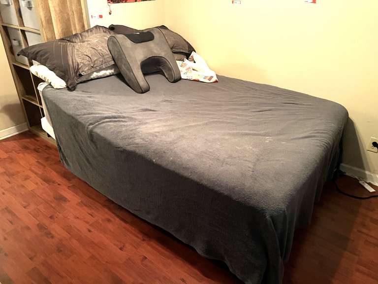 BR2…Serta lift bed, with controller, includes bedding and pillows, this piece does work, see pictures for details. image