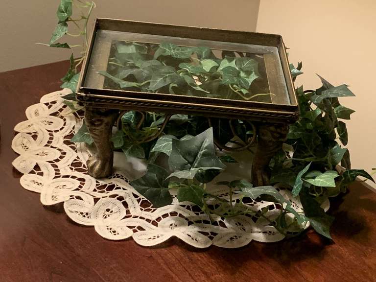 VINTAGE HEAVY ANTIQUE BRASS GLASS TOP STAND WITH IVY 9" X 7 1/2" X 4 3/4" TALL & DOILY - LIVING ROOM image