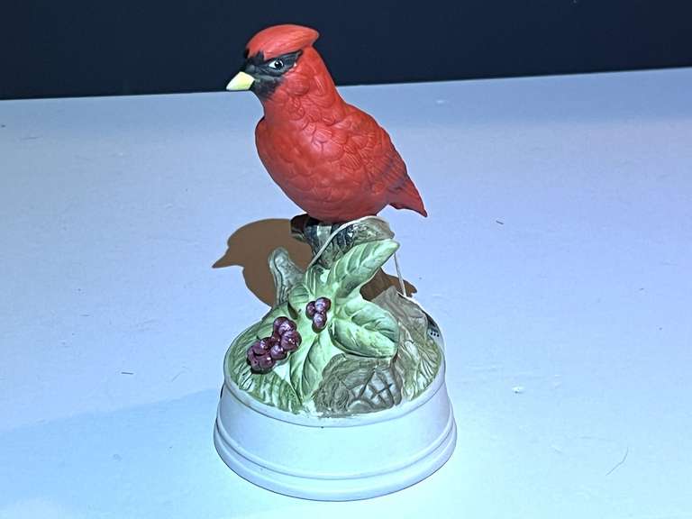BR3…Vintage Mann porcelain Cardinal music box, see pictures for details. image