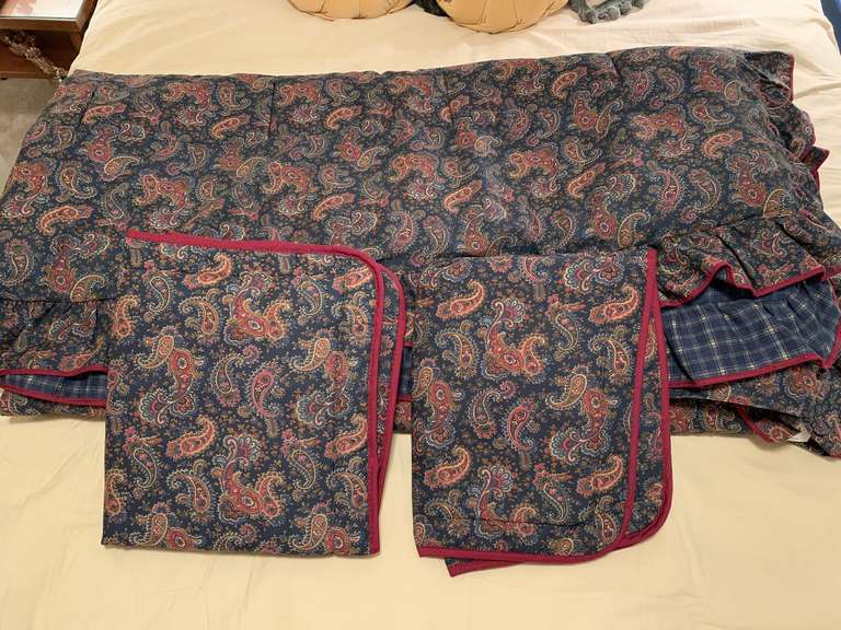 QUEEN SIZE REVERSIBLE COMFORTER WITH 2 SHAMS - UP BED 2 image