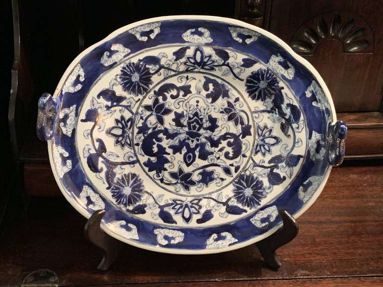BEAUTIFUL VINTAGE CHINESE BLUE/WHITE PORCELAIN PLATTER WITH HANDLES & GOLD TRIM 13" LONG WITH STAND - LIVING ROOM image