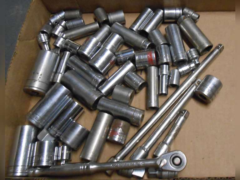 3/8" DRIVE RATCHET W/EXTENSIONS & SAE & METRIC SOCKETS (55) PCS image