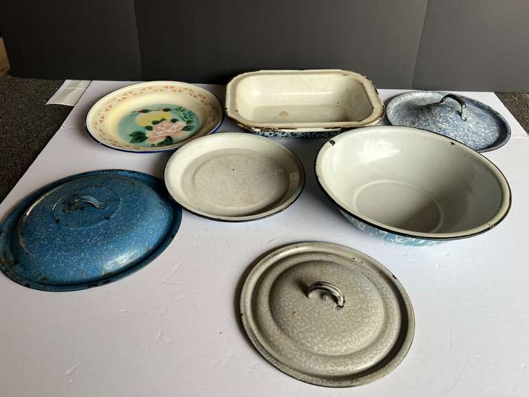 Vintage enamelware to include pan, wash basin/mixing bowl, and two lipped plates, also includes three extra lids, see pictures for details. image