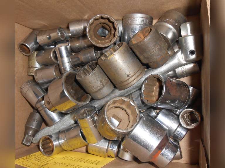 1/2" DRIVE W/PULL HANDLE, SAE & METRIC SOCKETS & EXTENSIONS (42) PCS image