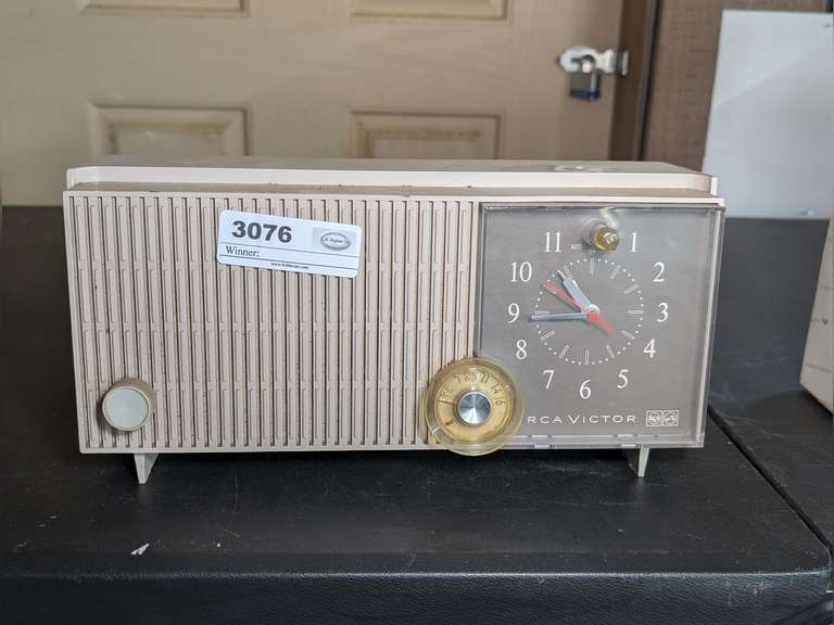 MID-CENTURY RCA VICTOR CLOCK RADIO image