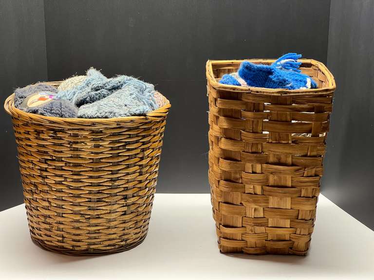 DEN… Woven baskets, two pieces, with content of yarn and more, see pictures for details. image