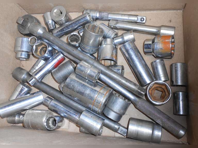 1/2" DRIVE W/RATCHET, SAE & METRIC SOCKETS & EXTENSIONS (41) PCS image