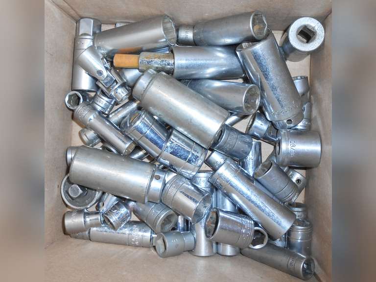 3/8" DRIVE RATCHET W/ SAE & METRIC SOCKETS (51) PCS image