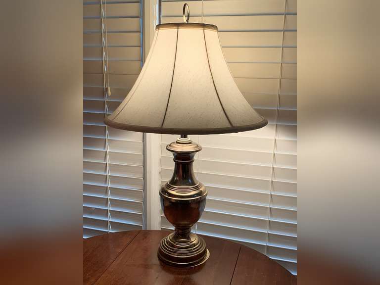 NICE BRASS TONE TABLE LAMP image
