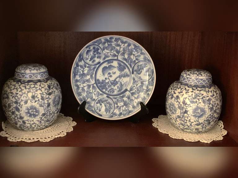 2 BLUE/WHITE PORCELAIN GINGER JARS, BLUE/WHITE 8 1/2" PLATE ON STAND & 2 DOILIES - LIVING ROOM image