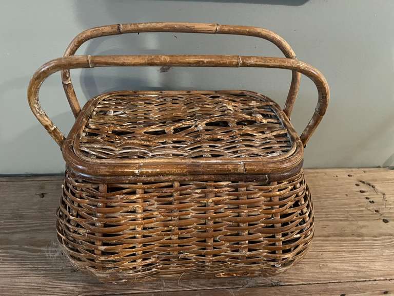 DEN… Vintage woven picnic basket with content, see pictures for details. image