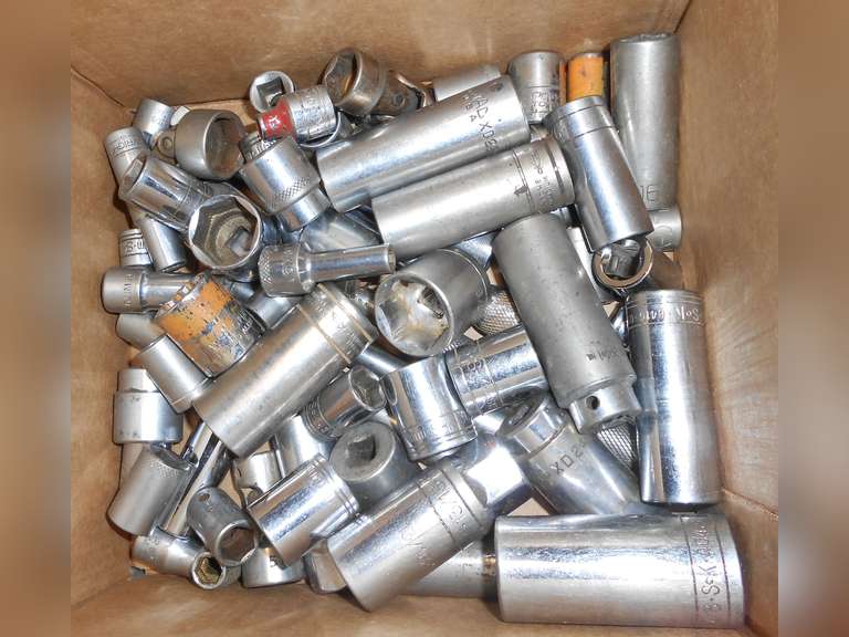 3/8" DRIVE RATCHET, PULL HANDLE,  SAE & METRIC SOCKETS (62) PCS image
