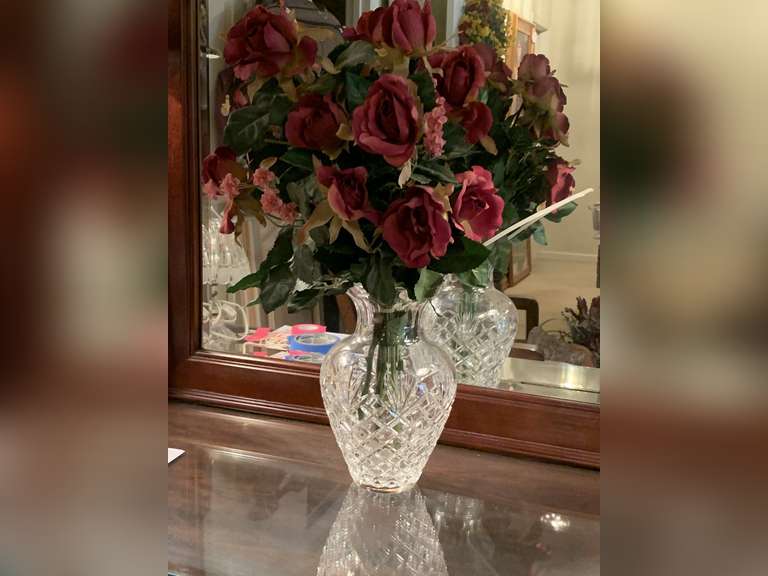 HEAVY LEAD CRYSTAL GODINGER VASE WITH PINEAPPLE DESIGN AND SILK ROSES 10" TALL X 6 1/2" WIDE - UP MASTER BED image